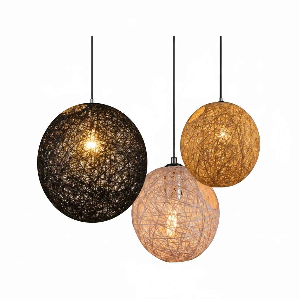 Lysverden trio av runde håndflettede rottingpendler i sort, beige og naturlige tretoner for boho-innredning