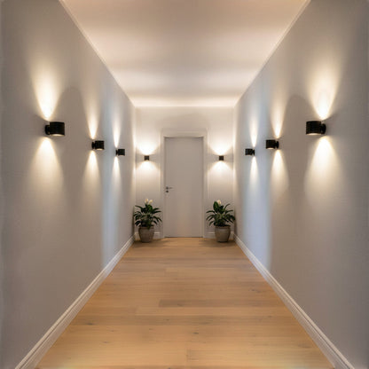 Lysverden black rechargeable wall spotlight with 360° rotation, touch control, and remote. Dimmable with 3 color temperatures.