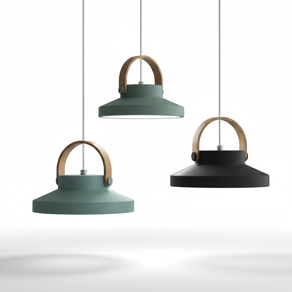 Lysverden retro pendellamper med matte metallkupler i grønt og sort og elegante messinghanker, hengende i gruppe.