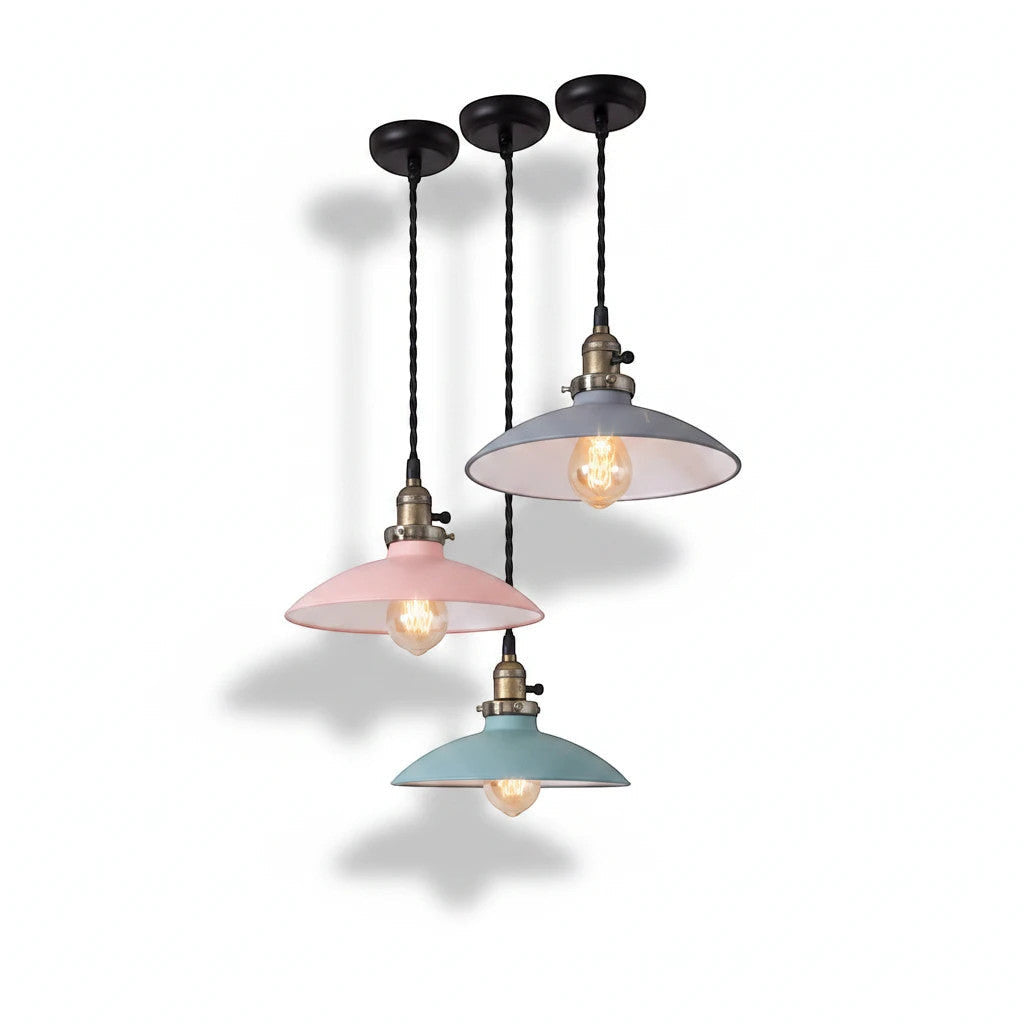 Lysverden retro metallpendler i pastellrosa, blå og grå med Edison-pærer, hengende i klynge
