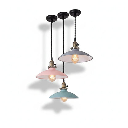 Lysverden retro metallpendler i pastellrosa, blå og grå med Edison-pærer, hengende i klynge