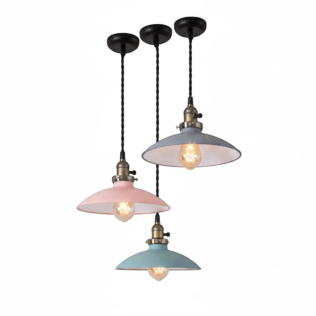 Lysverden retro skålpendler i metall i pastellrosa, blå og grå med Edison-pærer i vintagestil.