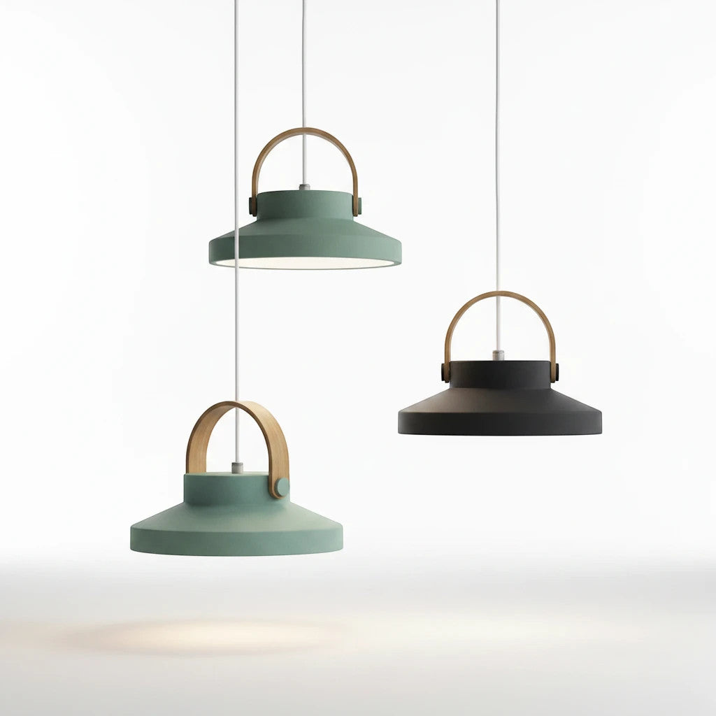 Lysverden retro pendellamper med metallkupler i grønt og sort og elegante messinghanker, hengende i gruppe