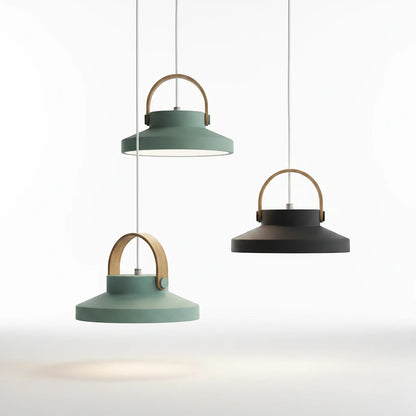 Lysverden retro pendellamper med metallkupler i grønt og sort og elegante messinghanker, hengende i gruppe
