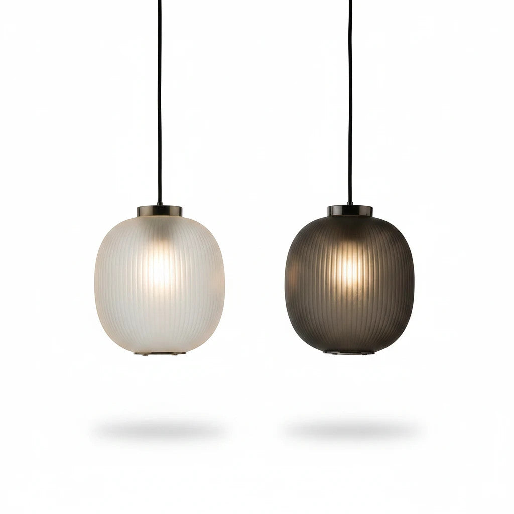 Lysverden riflet glasskule pendellampe i hvit og sort med metallfeste, perfekt for moderne og klassisk interiør.