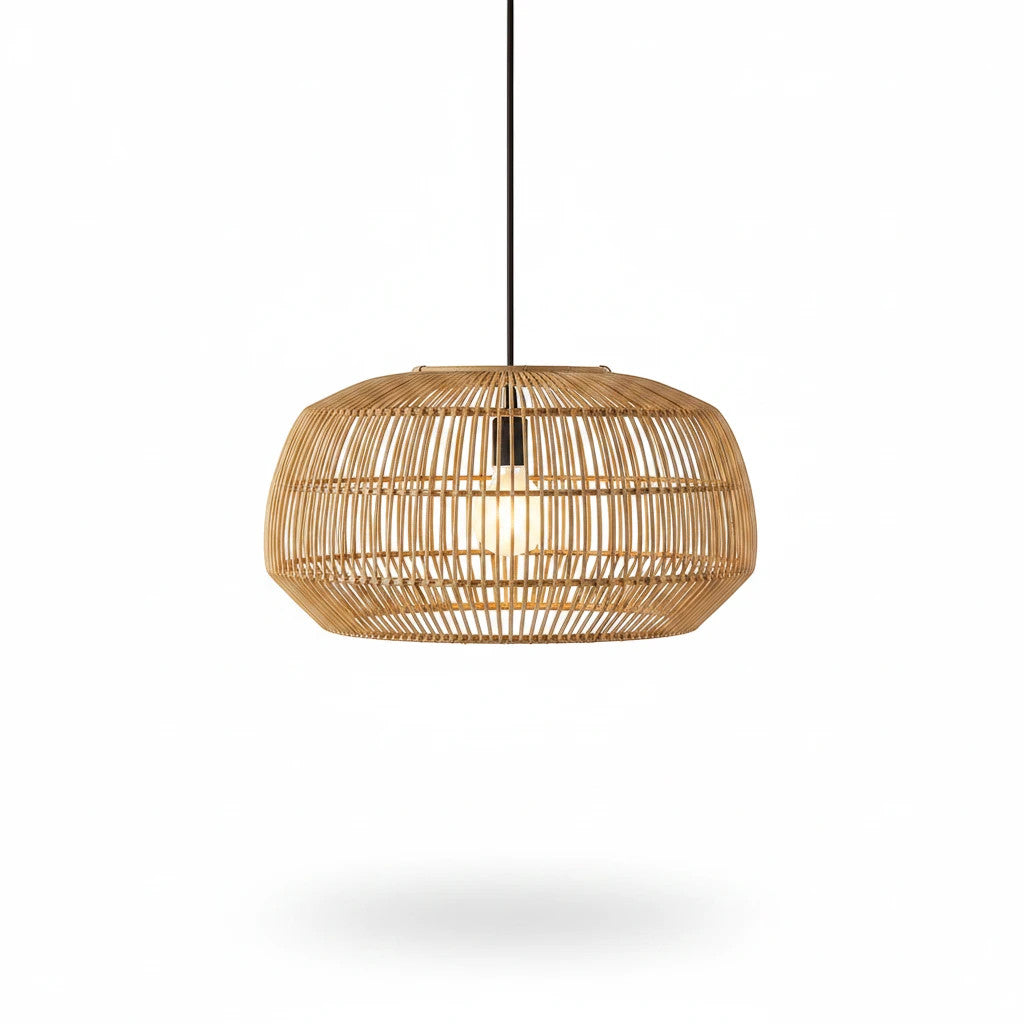 Lysverden rund trommelpendel i rotting med naturlig trefinish og sort ledning for boho-belysning