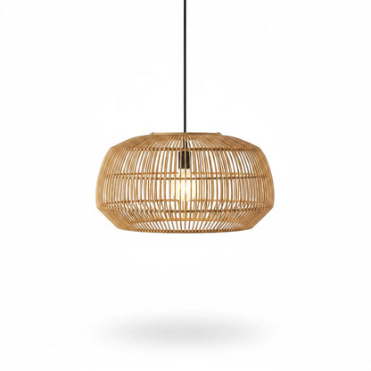 Lysverden rund trommelpendel i rotting med naturlig trefinish og sort ledning for boho-belysning