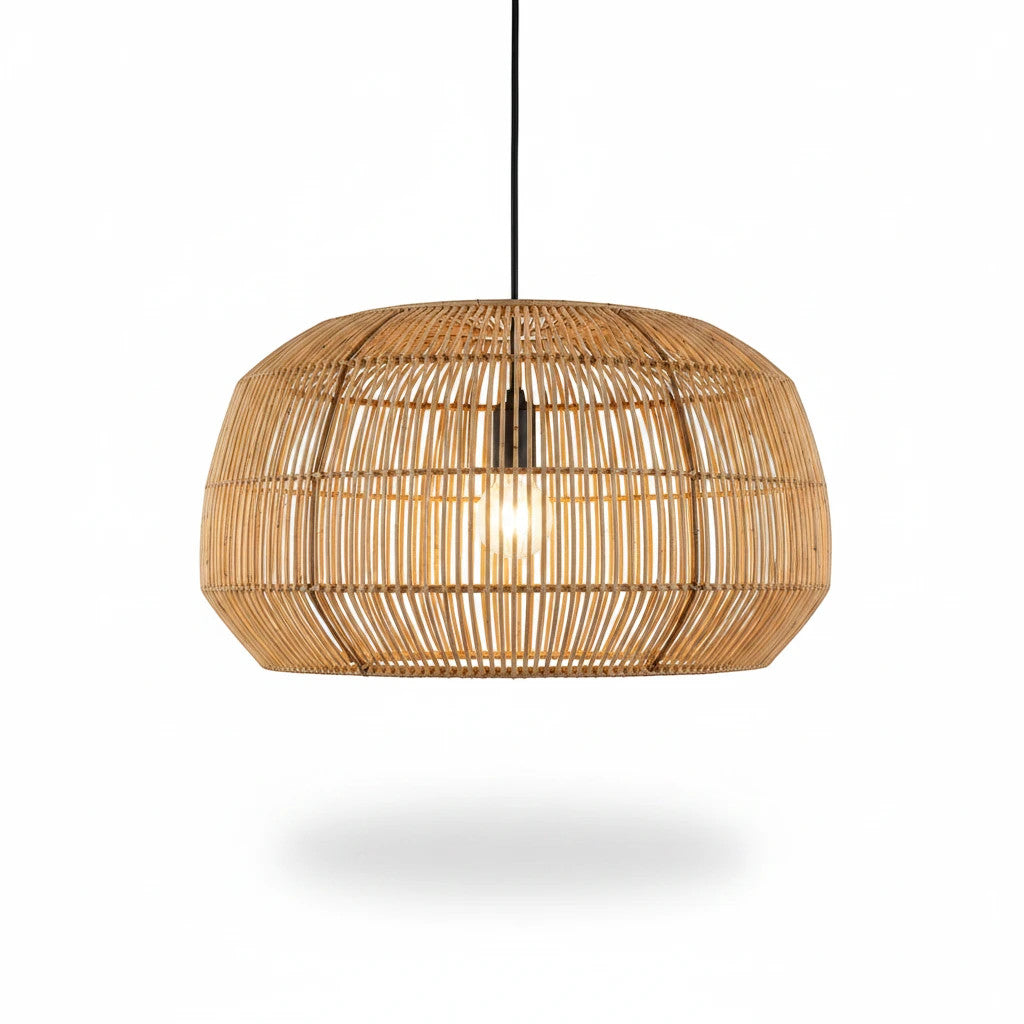 Lysverden rund trommelpendel i rotting med naturlig trefinish som skaper en varm boho-atmosfære.