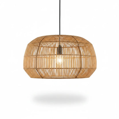 Lysverden rund trommelpendel i rotting med naturlig trefinish som skaper en varm boho-atmosfære.