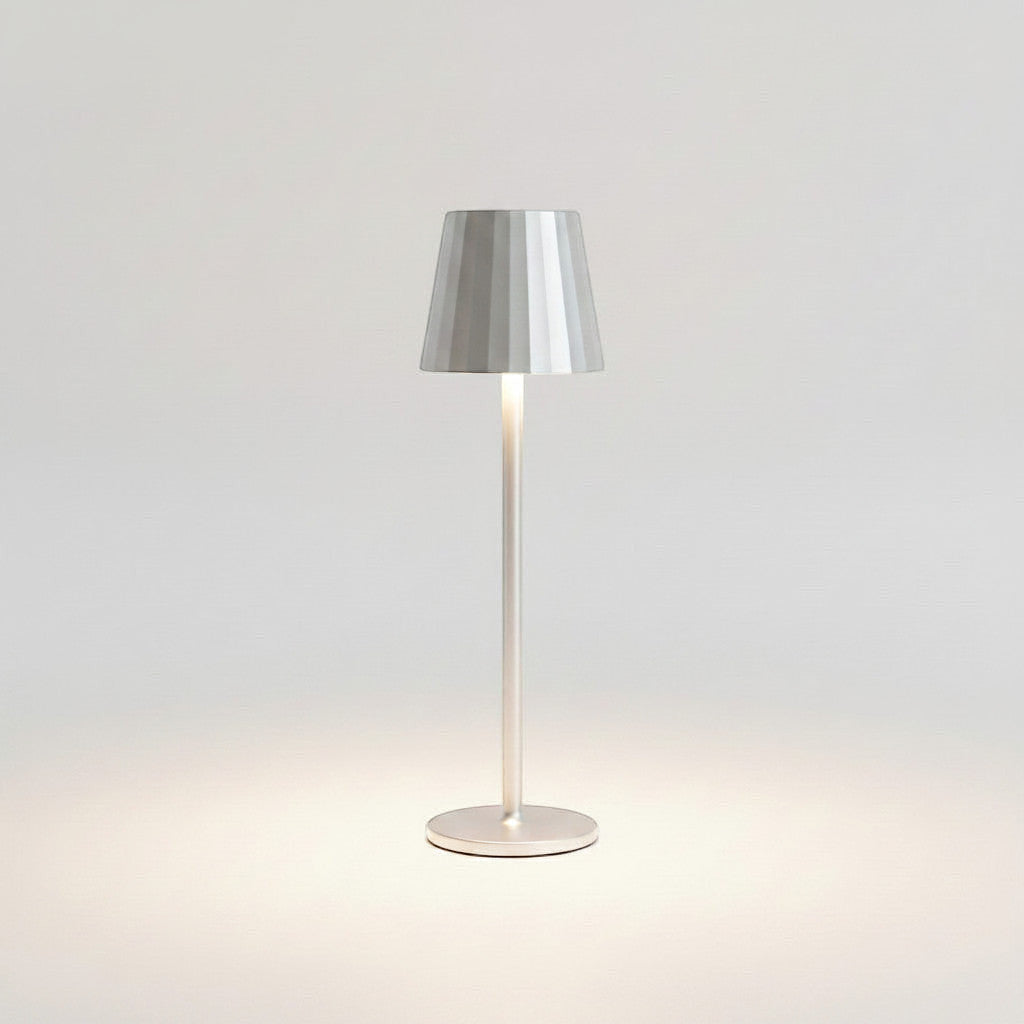 Lysverden restaurantbordlampe i sølvfarget aluminium med stripeskjerm, touch-styring, 4 fargetemperaturer og 3-trinns dimming.