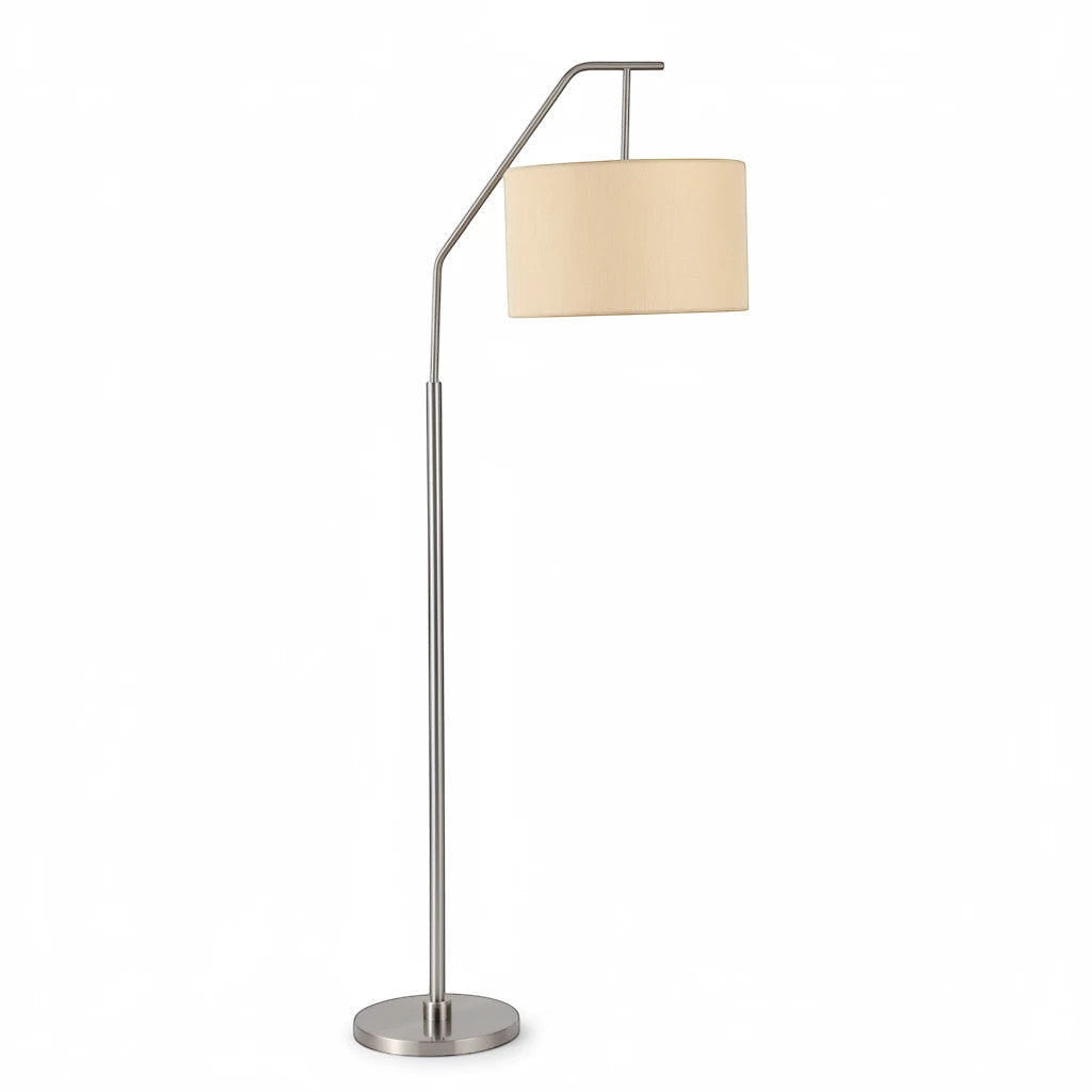 Lysverden sølvfarget buegulvlampe med beige sylindrisk stoffskjerm for mykt stemningslys i stuen.