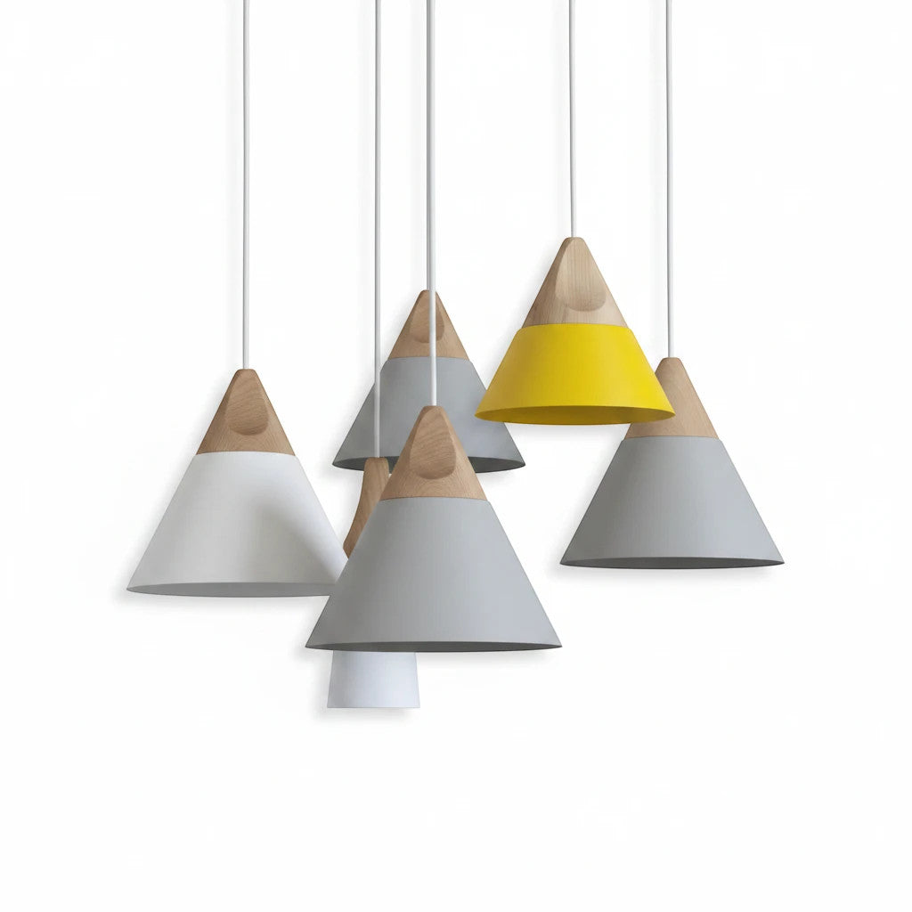 Lysverden Skråpendel pendellamper i gult, grått og hvitt med topp i naturlig tre, i minimalistisk nordisk stil.