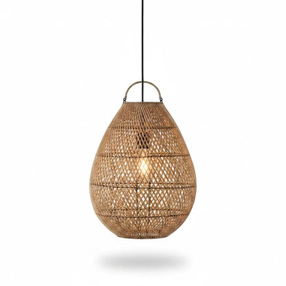 Lysverden dråpeformet rottingpendel med naturlig flettestruktur som skaper en varm boho-atmosfære.