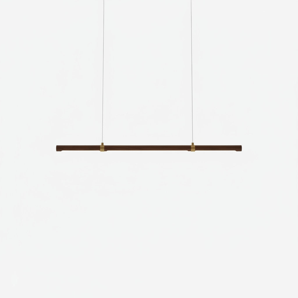Lysverden minimalistisk lineær LED-pendel i varm valnøtt med messingdetaljer for moderne japandi-interiør.