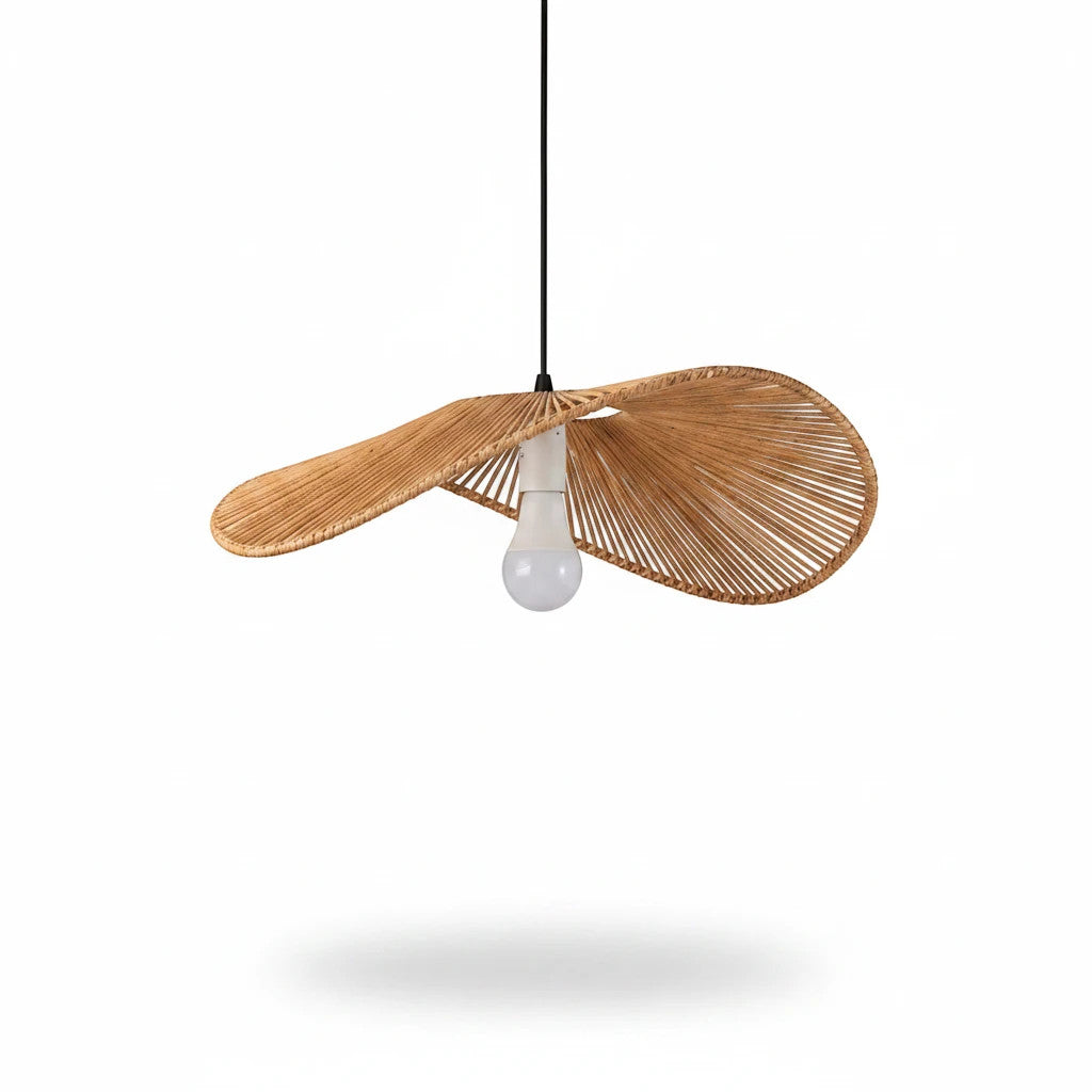 Lysverden bølget flat rottingpendel i naturbeige med håndflettet organisk design for boho-interiør.