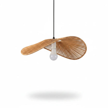 Lysverden bølget flat rottingpendel i naturbeige med håndflettet organisk design for boho-interiør.