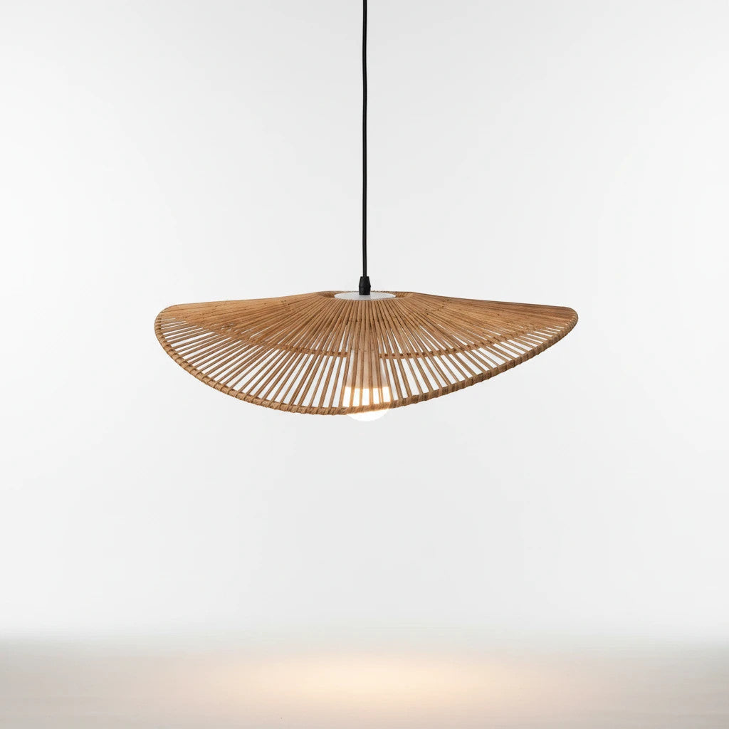 Lysverden flat, bølget rottingpendel i naturlig trefinish med boho-inspirert uttrykk.