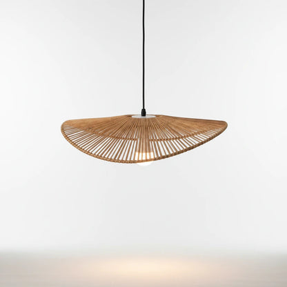 Lysverden flat, bølget rottingpendel i naturlig trefinish med boho-inspirert uttrykk.