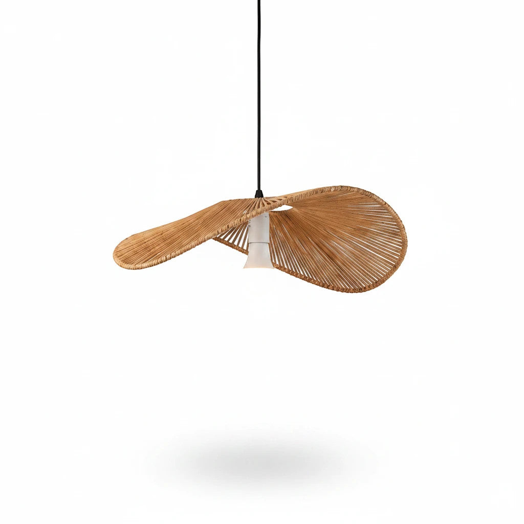 Lysverden bølget flat rottingpendel i naturfinish med håndflettet organisk design for boho-interiør.