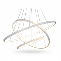 Lysverden moderne sirkulær LED-lysekrone med overlappende hvite ringer i skulpturell, minimalistisk lysdesign.
