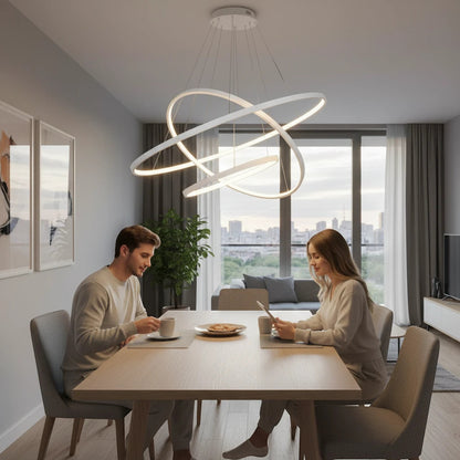 Lysverden moderne hvit LED-ringlysekrone over et spisebord med et par i en lys stue