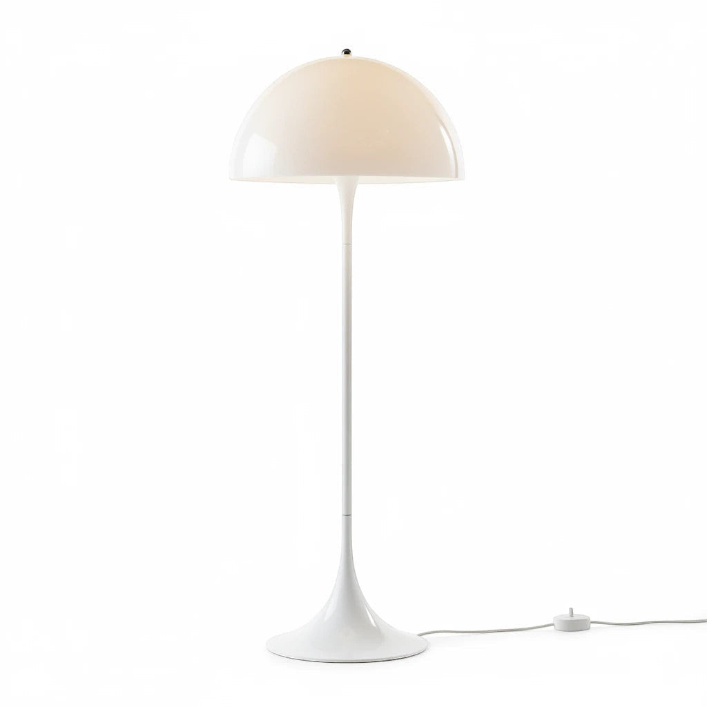 Lysverden hvit soppgulvlampe med slankt design i metall og akryl for moderne skandinaviske interiør.