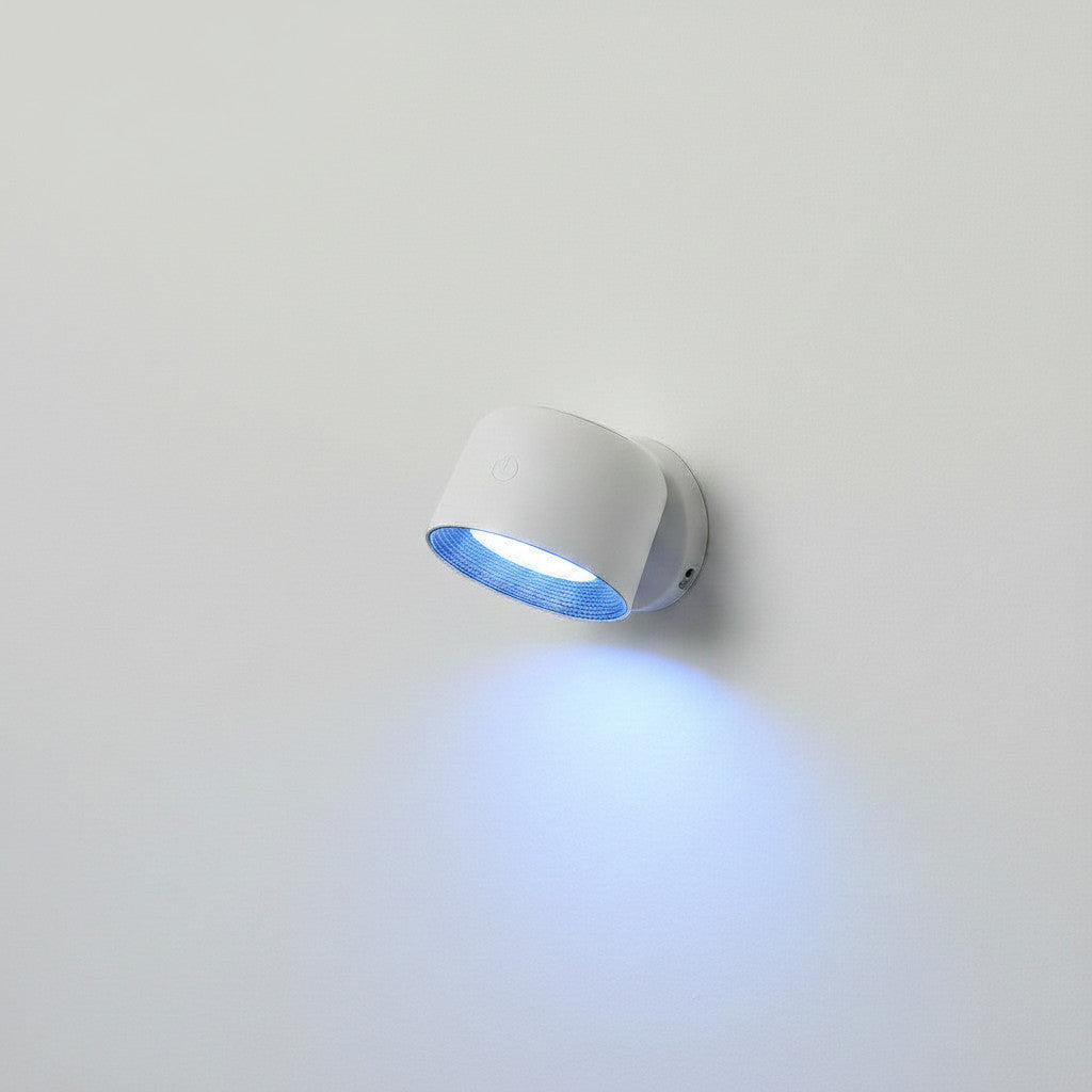 Lysverden hvit rund LED-veggspot med 360° rotasjon, RGB-fargevalg og fjernkontroll. Gir blått lys.