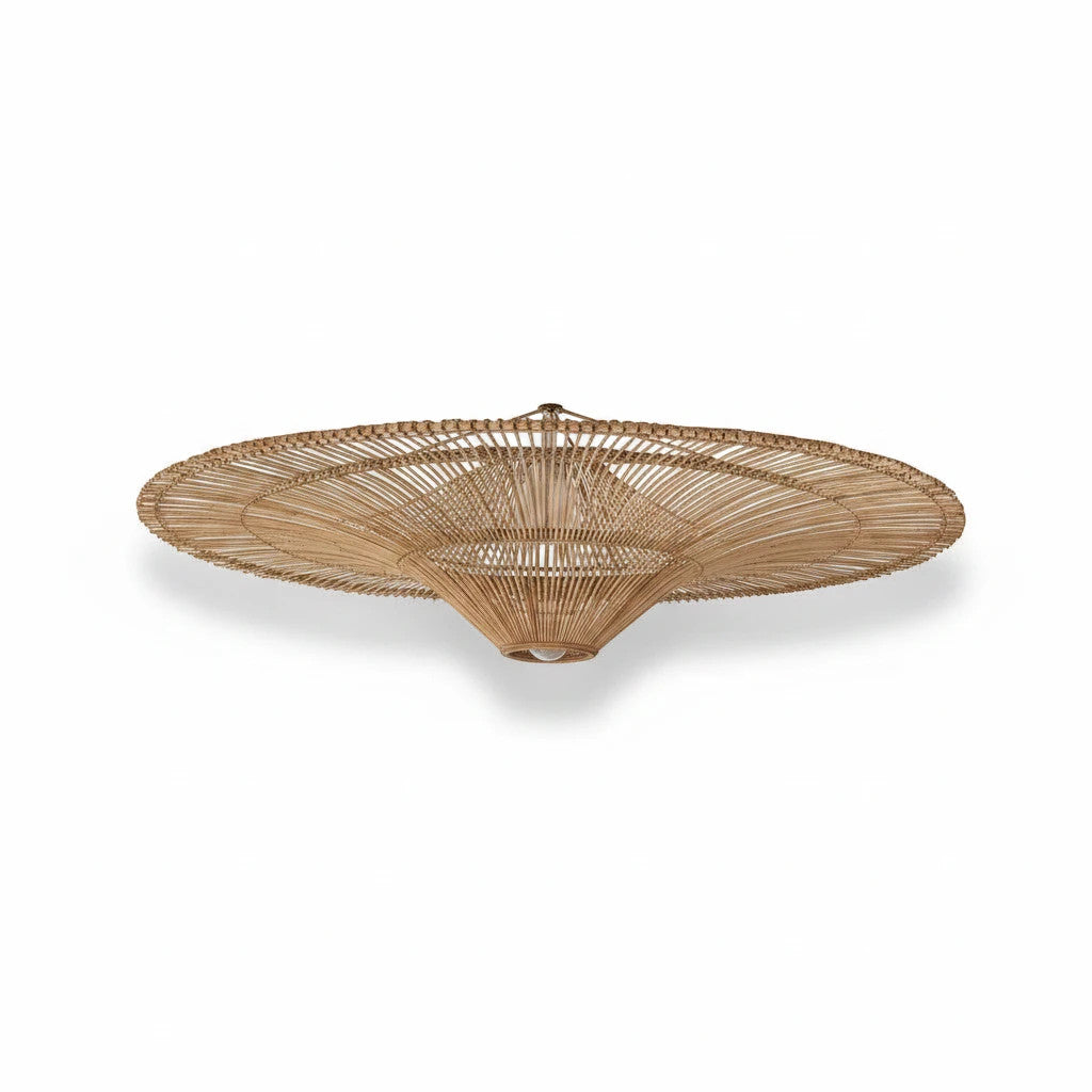 Lysverden bred flat rottingpendel med finmasket håndflettet design i naturlig, lys trefinish.