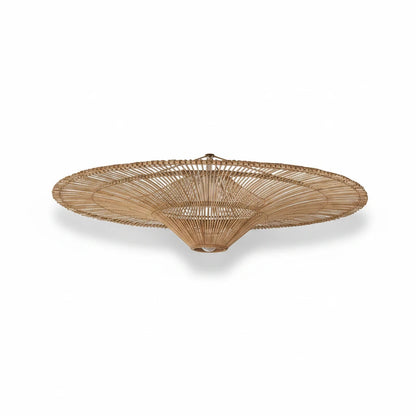 Lysverden bred flat rottingpendel med finmasket håndflettet design i naturlig, lys trefinish.