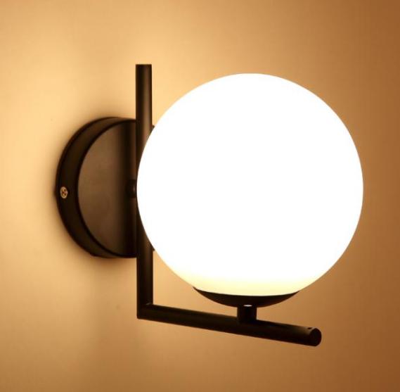LYS Vegglampe med opalkule i ramme