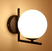 LYS Vegglampe med opalkule i ramme