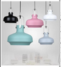 Macaron pendellampe med buet metallskjerm i flere farger