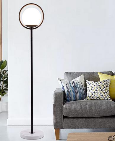 Ringgulvlampe med opalkule – Lysverden