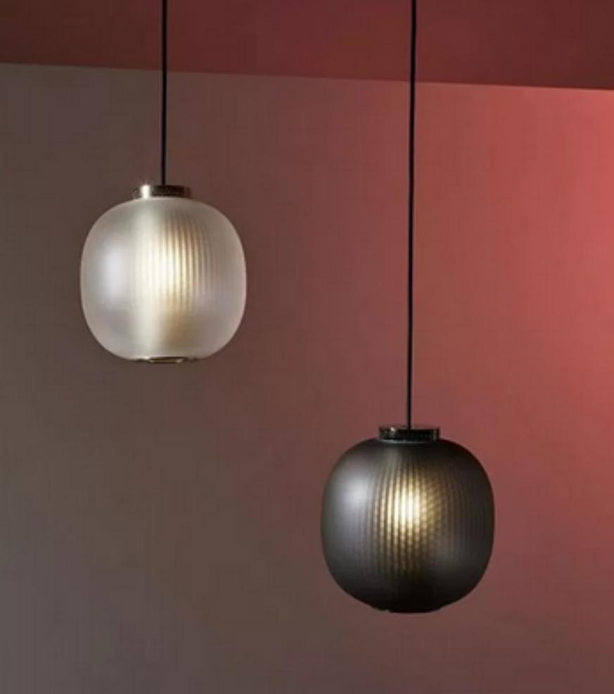 LYS Riflet glasskule pendellampe – rund globe