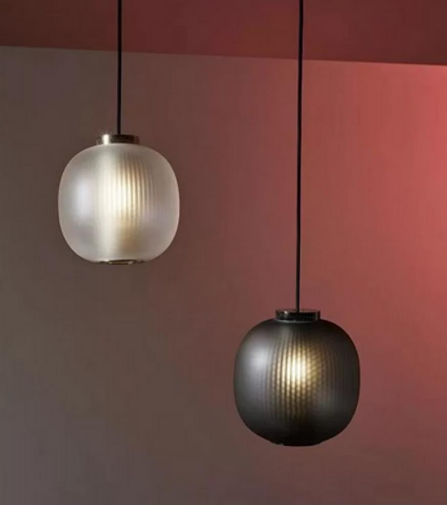 LYS Riflet glasskule pendellampe – rund globe
