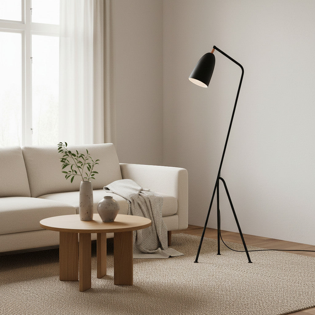 Trebent gulvlampe med kjegleskjerm