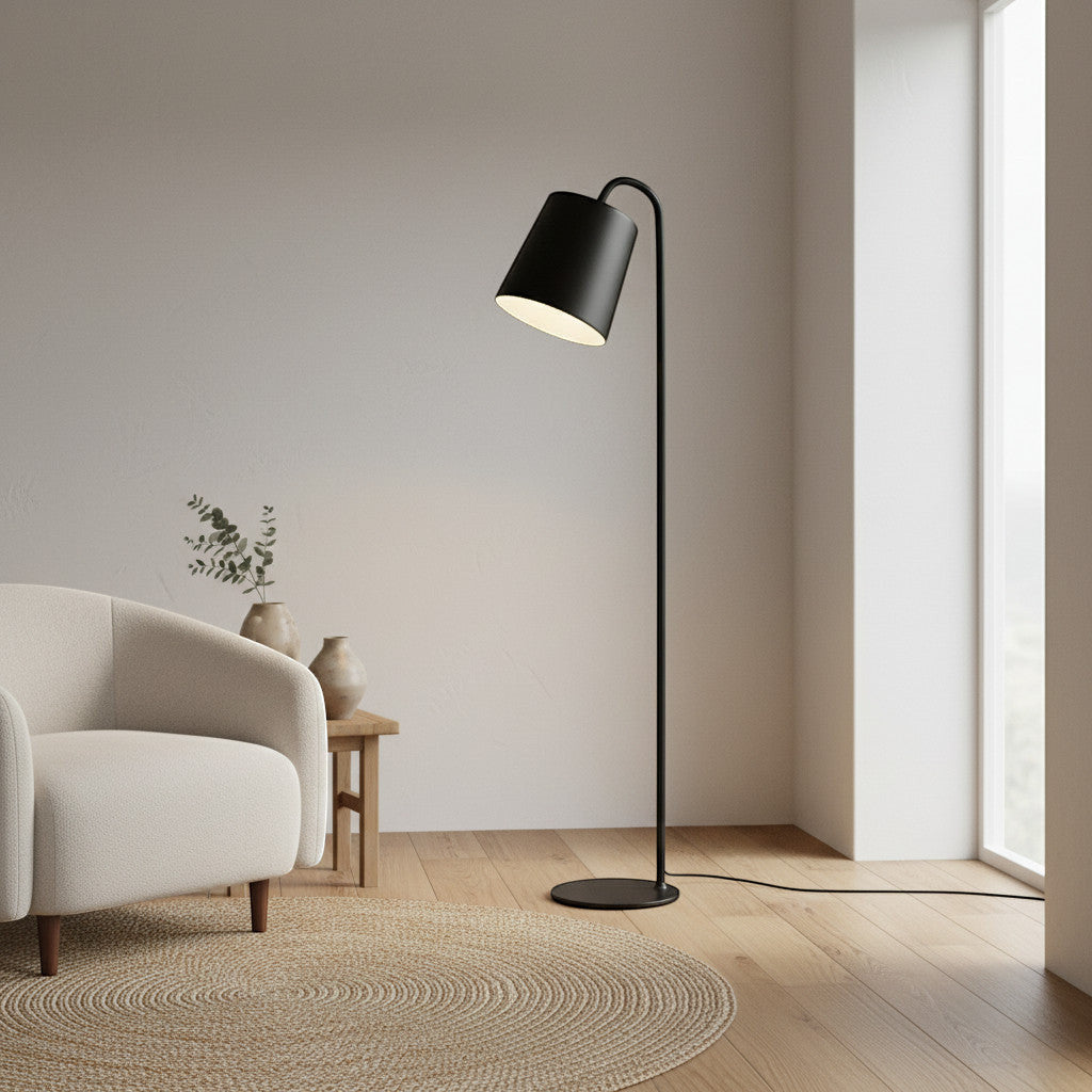 Gulvlampe med kjegleskjerm i et skandinavisk hjem