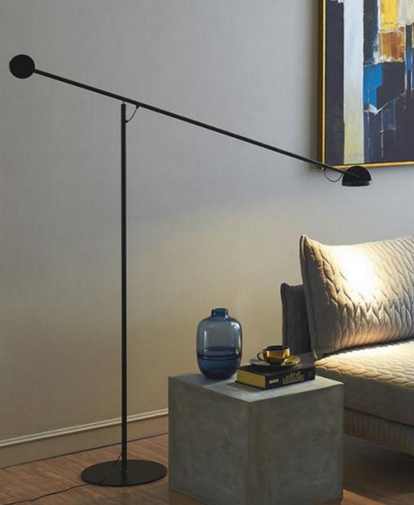 LYS Gulvlampe med utliggerarm i sort