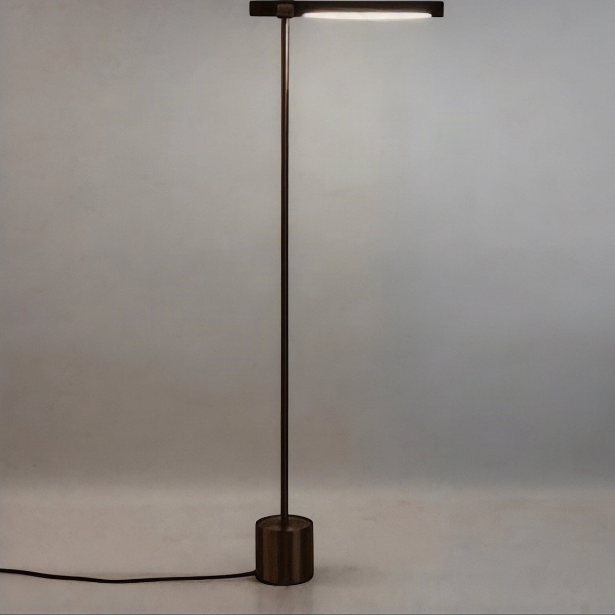 Lampe i tre og messing LED