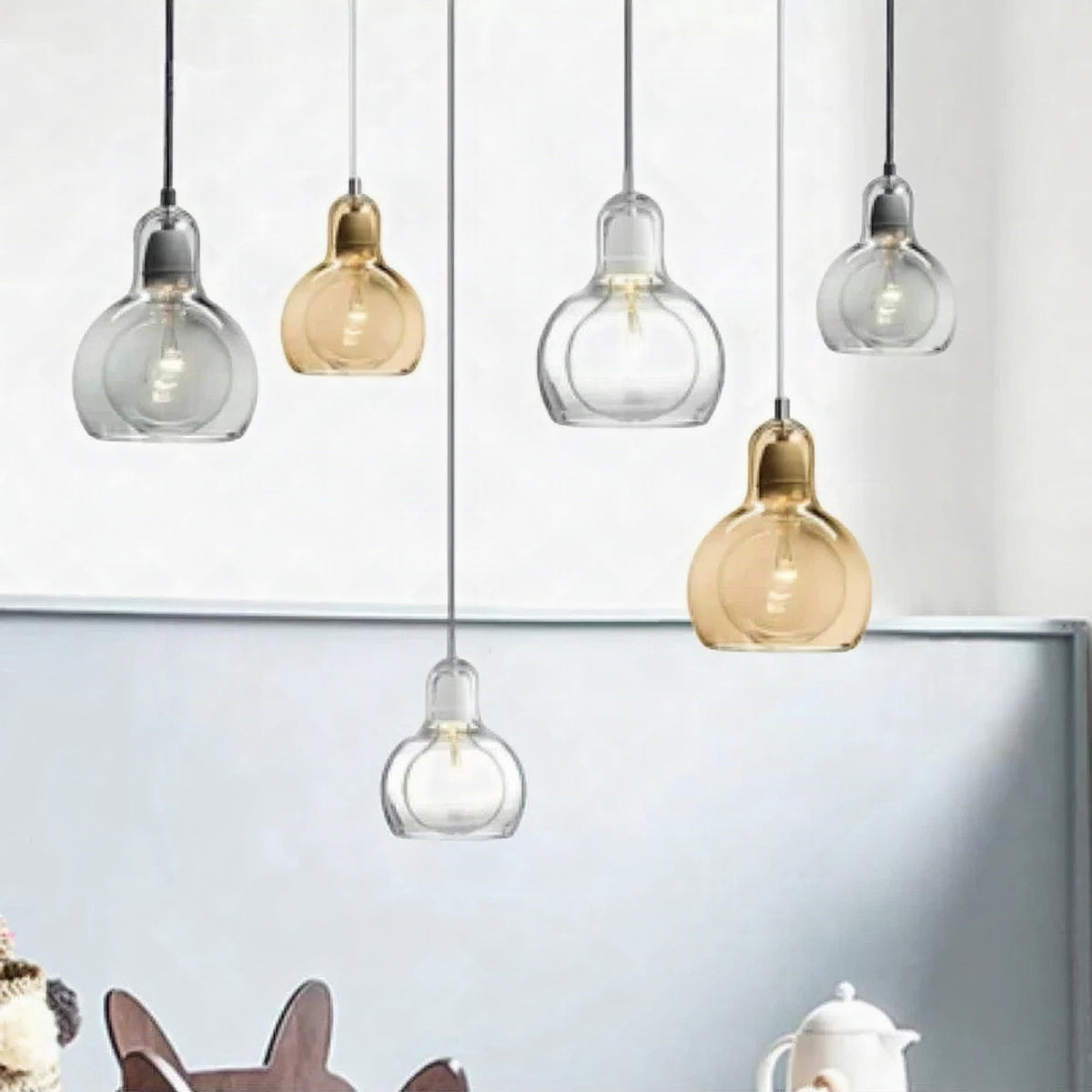 Glasspendel med liten paere i roeykglass