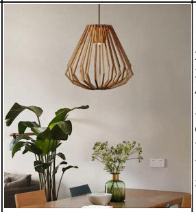 Trependel med geometrisk spilekappe i naturtre over spisebord