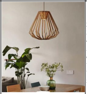 Trependel med geometrisk spilekappe i naturtre over spisebord